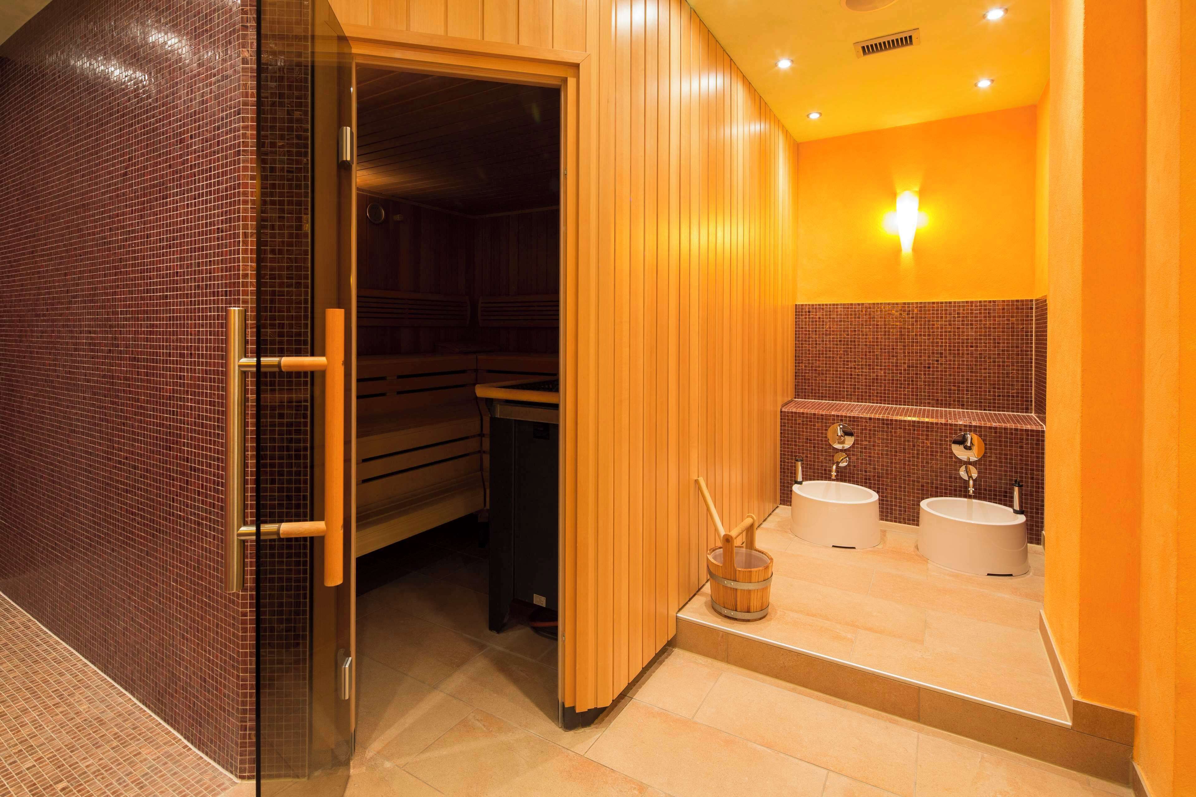 Een sauna, diepe bindweefselmassages, 2 behandelingsruimtes