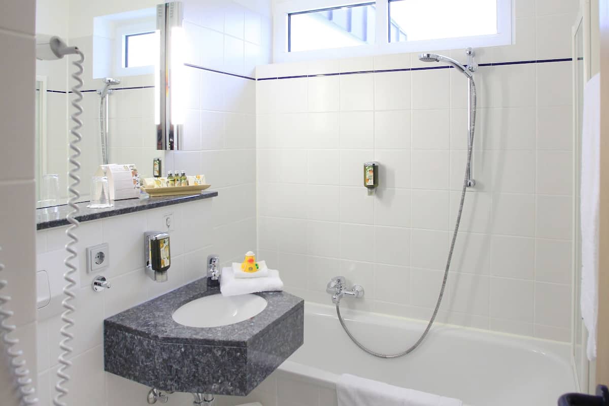 executive room, 1 single bed (cozy sitting corner) | bathroom | combined shower/bathtub, rainfall showerhead, designer toiletries