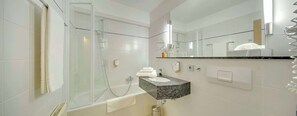 Combined shower/tub, rainfall showerhead, designer toiletries - Best Western Plus Hotel Steinsgarten (Giessen)