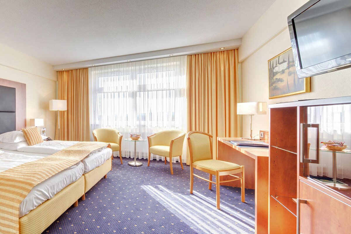 Executive Room, 1 Double Bed (Cozy Sitting Corner) | Egyptian cotton sheets, premium bedding, memory foam beds, in-room safe