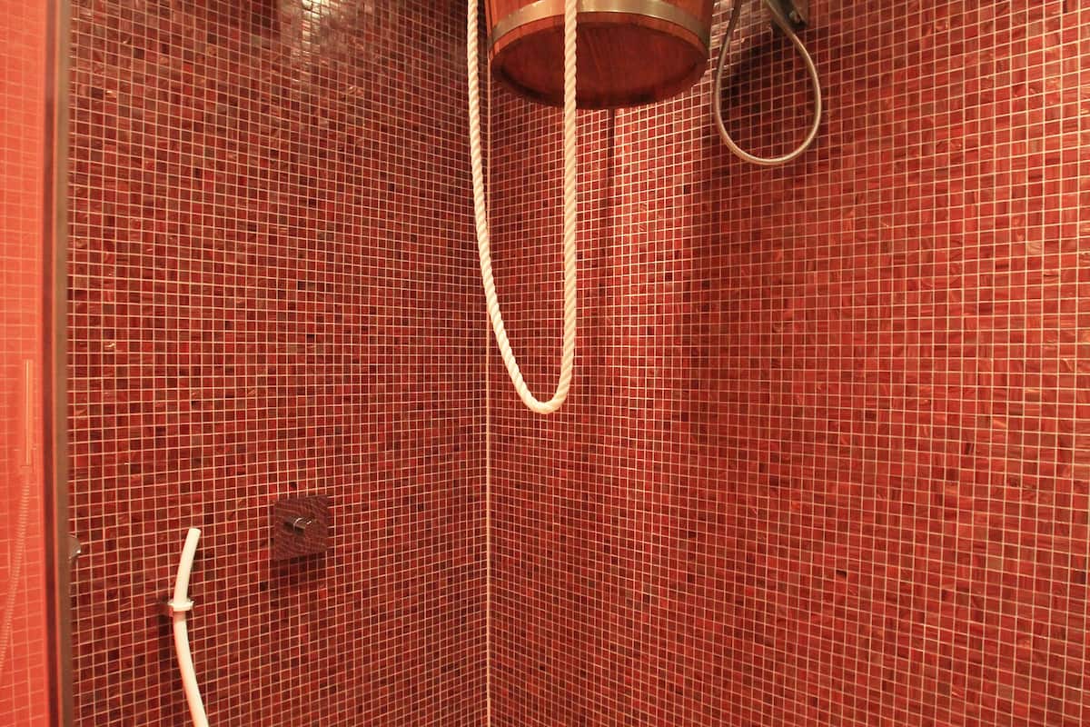 sauna, deep-tissue massages, 2 treatment rooms, massages