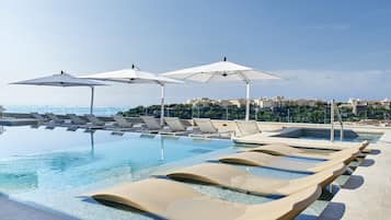 Piscine extérieure, parasols de plage, chaises longues