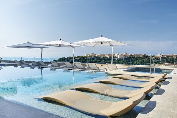 Piscine extérieure, parasols de plage, chaises longues