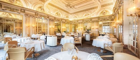 3 restaurants servant le déjeuner et le dîner, plats Cuisine française