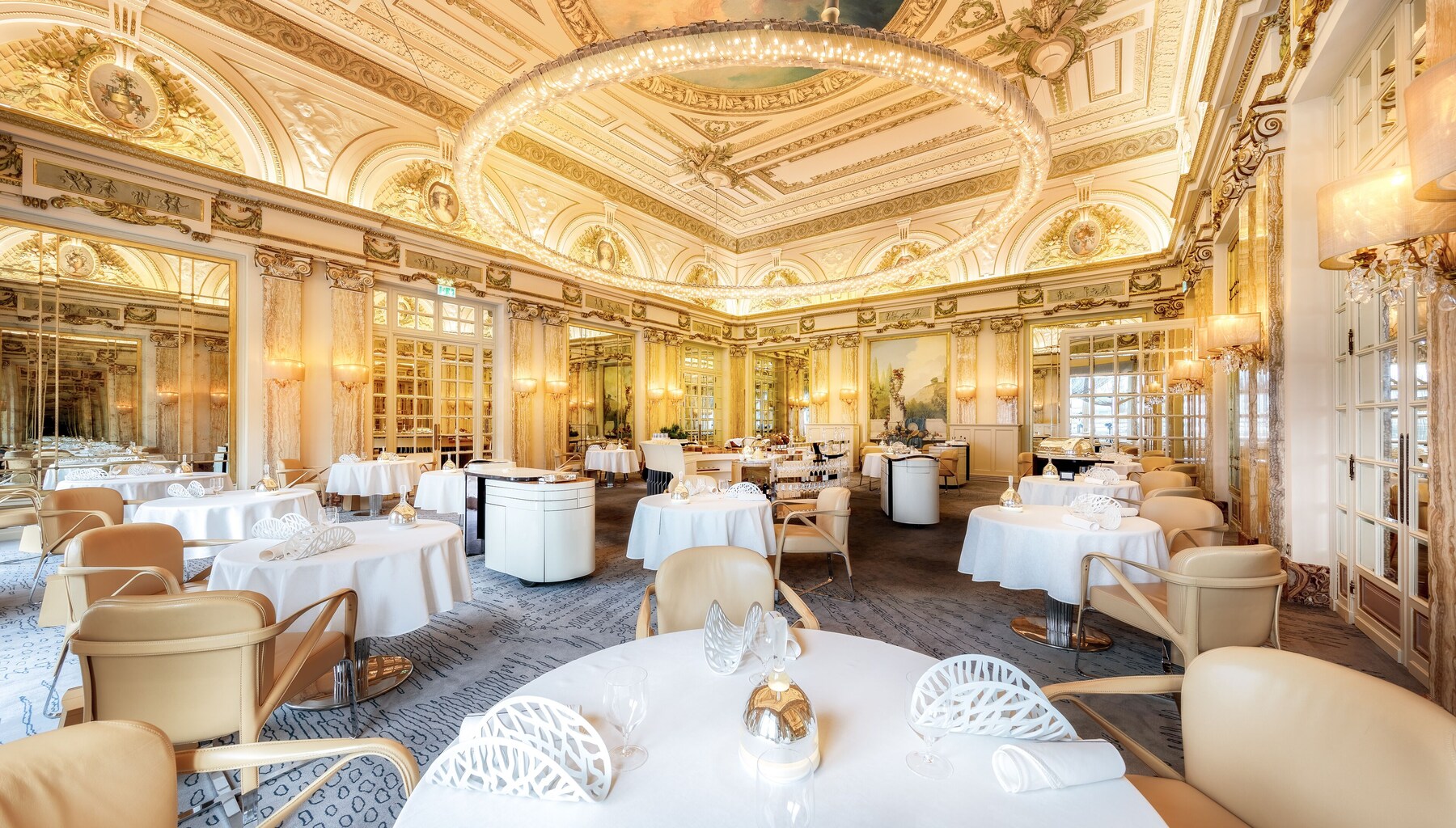 3 restaurants; lunch and dinner served