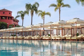 Outdoor pool, pool umbrellas, sun loungers