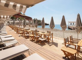 Camas de playa, sillas reclinables de playa, sombrillas