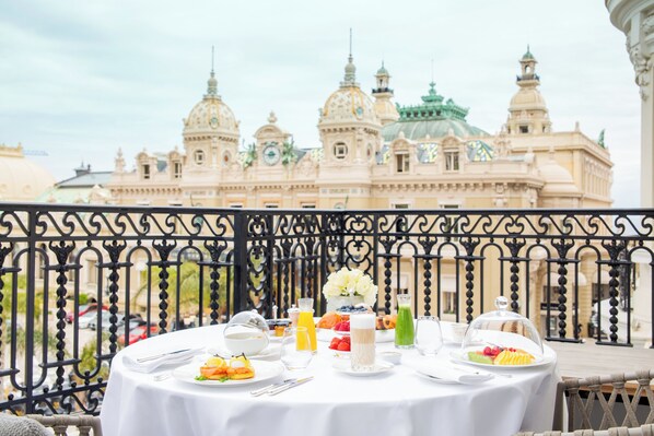 Daily buffet breakfast (EUR 65 per person)