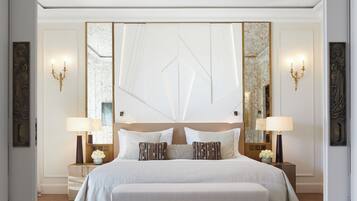 Une chambre à coucher moderne avec un grand lit, des tables de chevet et des appliques murales.