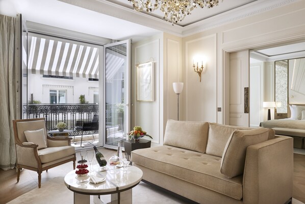 Suite, terrasse (K. SSE, City or Patio View) | Oppholdsrom | Flatskjerm-TV og filmkjøp