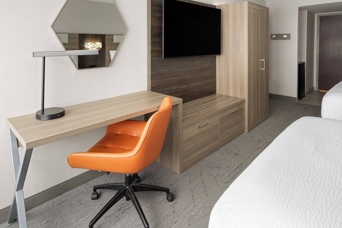 Safe på rommet, skrivebord, blendingsgardiner og strykejern/-brett