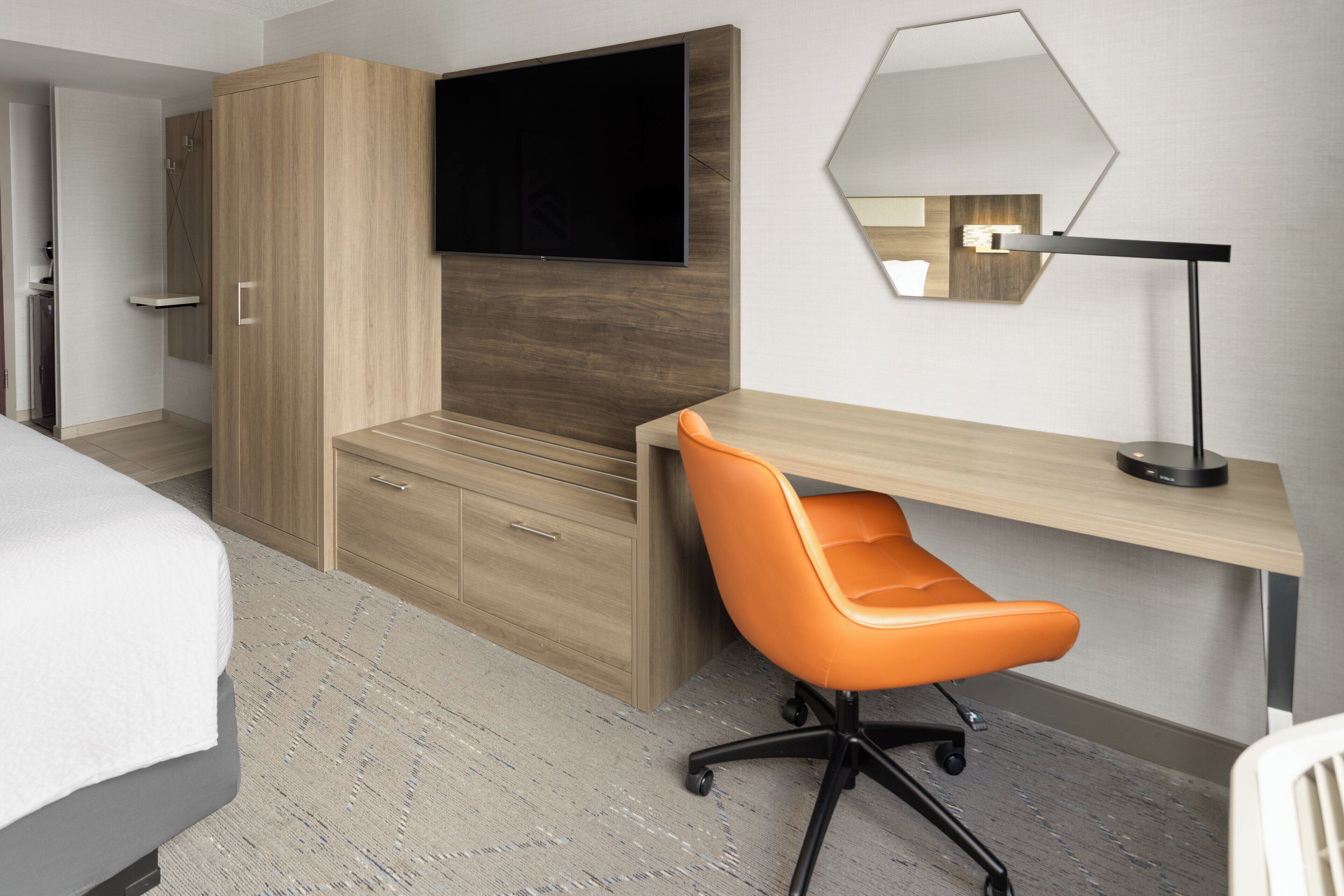 Standard Room, 1 King Bed | In-room safe, desk, blackout drapes, iron/ironing board