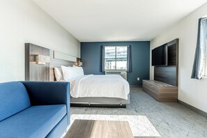 Habitación estándar, 1 cama de matrimonio grande (Extra Floor Space) | Caja fuerte, escritorio, cortinas opacas y tabla de planchar con plancha