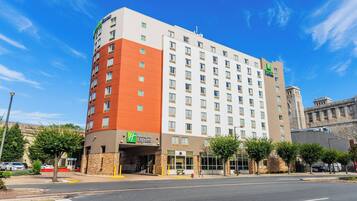 A Holiday Inn Express building with a clear sky.