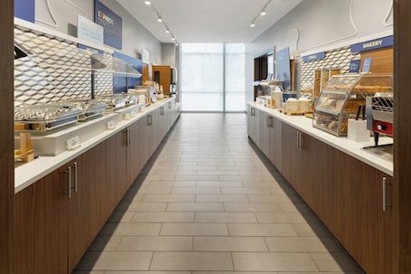 Free daily buffet breakfast . Holiday Inn Express Philadelphia - Penns Landing by IHG