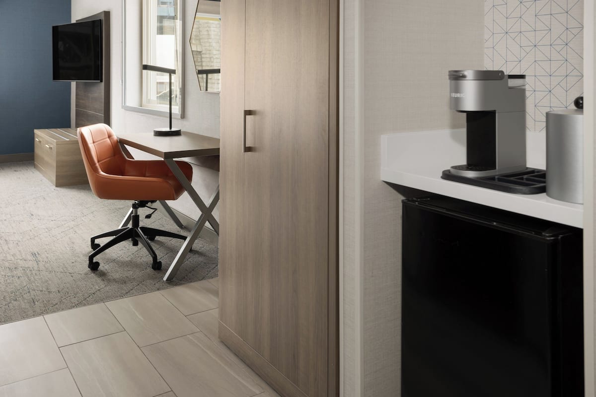 Rom – standard, 1 kingsize-seng (Extra Floor Space) | Safe på rommet, skrivebord, blendingsgardiner og strykejern/-brett