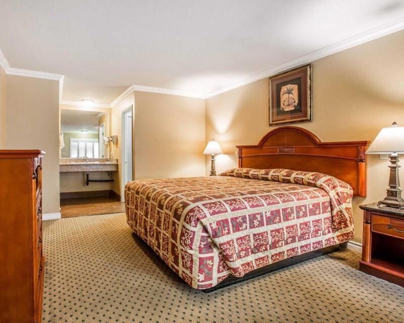 Pillow-top beds, desk, soundproofing, iron/ironing board