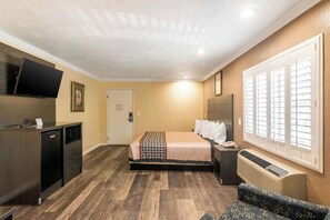 Phòng Deluxe, 1 giường cỡ king, không hút thuốc | Nệm có lớp đệm bông, bàn, phòng cách âm, bàn ủi/dụng cụ ủi quần áo 