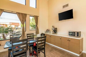 Breakfast area - Rodeway Inn Artesia Cerritos (Artesia)