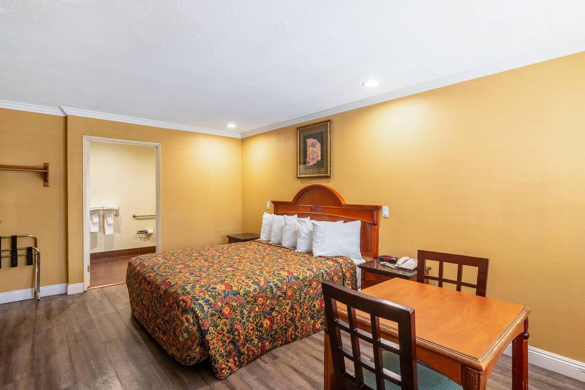 Standard Room, 1 King Bed, Accessible, Non Smoking (Roll-In Shower) | Pillowtop beds, desk, soundproofing, iron/ironing board (on request)