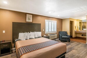 Chambre Deluxe, 1 très grand lit, non-fumeur | Lit avec matelas à plateau-coussin, bureau, système d’insonorisation