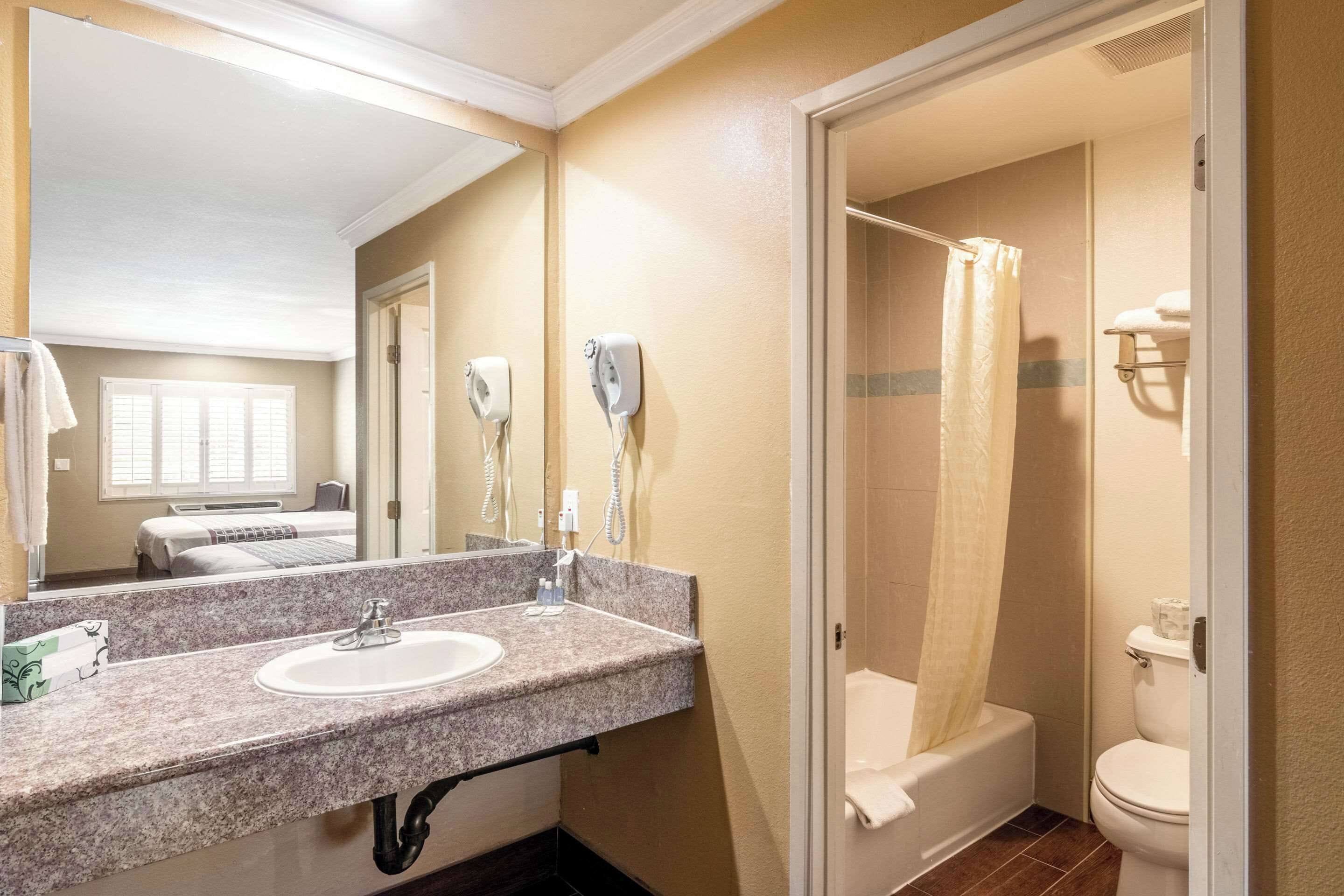 Kamar Standar, 2 Tempat Tidur Queen, Bebas Asap Rokok | Bantalan ekstra lembut, meja kerja, dan kedap suara