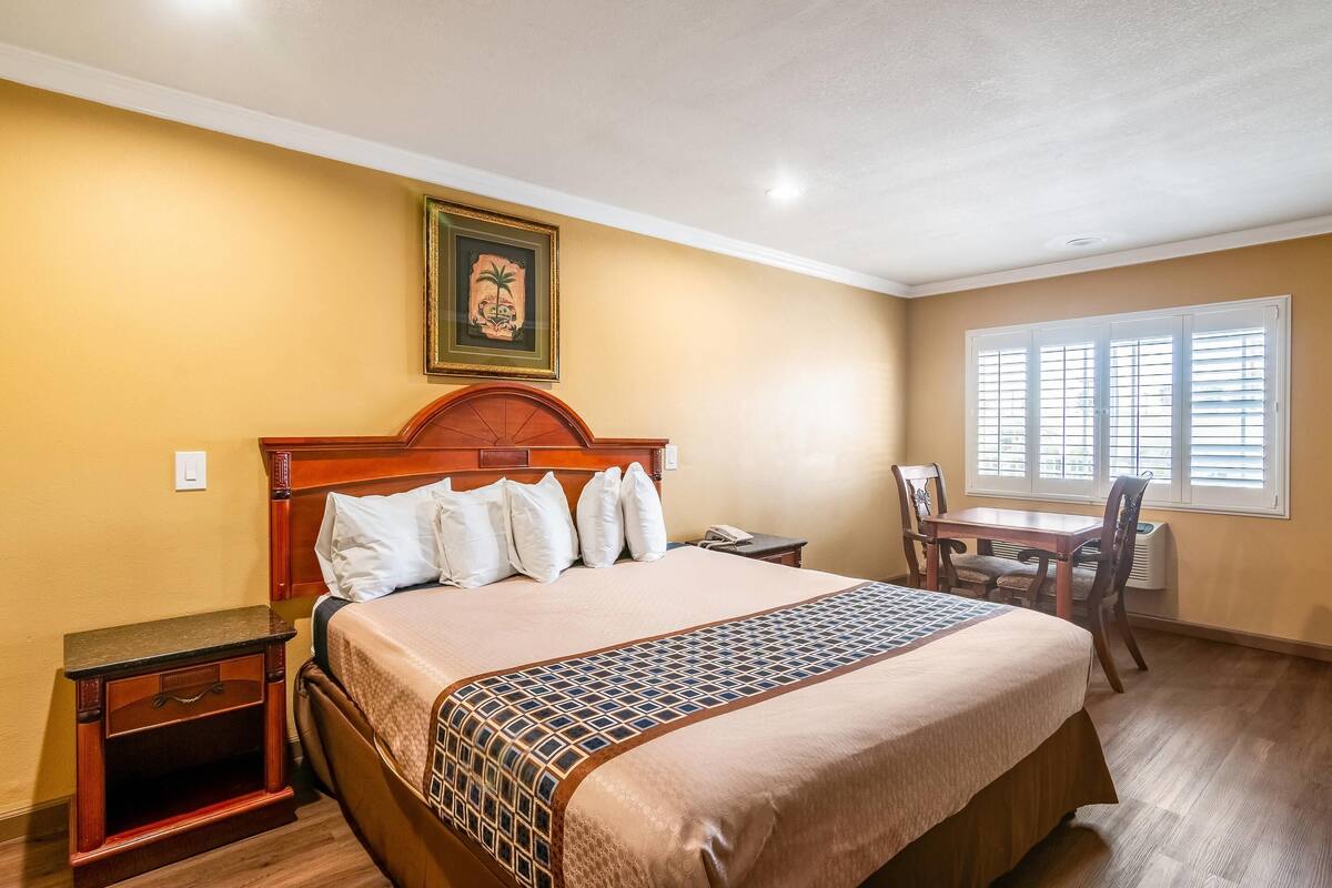 Standard Room, 1 King Bed, Non Smoking | Pillowtop beds, desk, soundproofing, iron/ironing board (on request)
