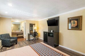 Deluxe Room, 1 King Bed, Non Smoking | Pillowtop beds, desk, soundproofing, iron/ironing board - Rodeway Inn Artesia Cerritos (Artesia)