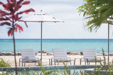 2 piscinas al aire libre, camas de piscina con cargo, sombrillas