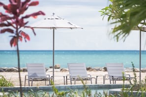 2 piscines extérieures, parasols de plage, chaises longues