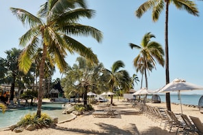 2 outdoor pools, open 7:00 AM to 7:00 PM, cabanas (surcharge) - Sheraton Fiji Golf & Beach Resort (Nadi)