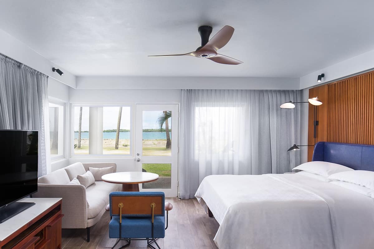 Kamer, 1 kingsize bed, niet-roken (Ocean Front) | Een kluis op de kamer, een bureau, een strijkplank/strijkijzer