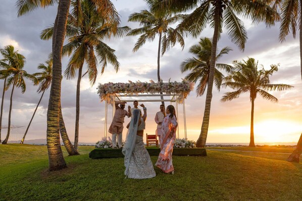 Praia particular, espreguiçadeiras, guarda-sóis, toalhas de praia 