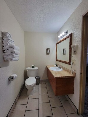 Room, 2 Queen Beds, Non Smoking | Bathroom | Free toiletries, hair dryer - Americas Best Value Inn Williams Grand Canyon (Williams)