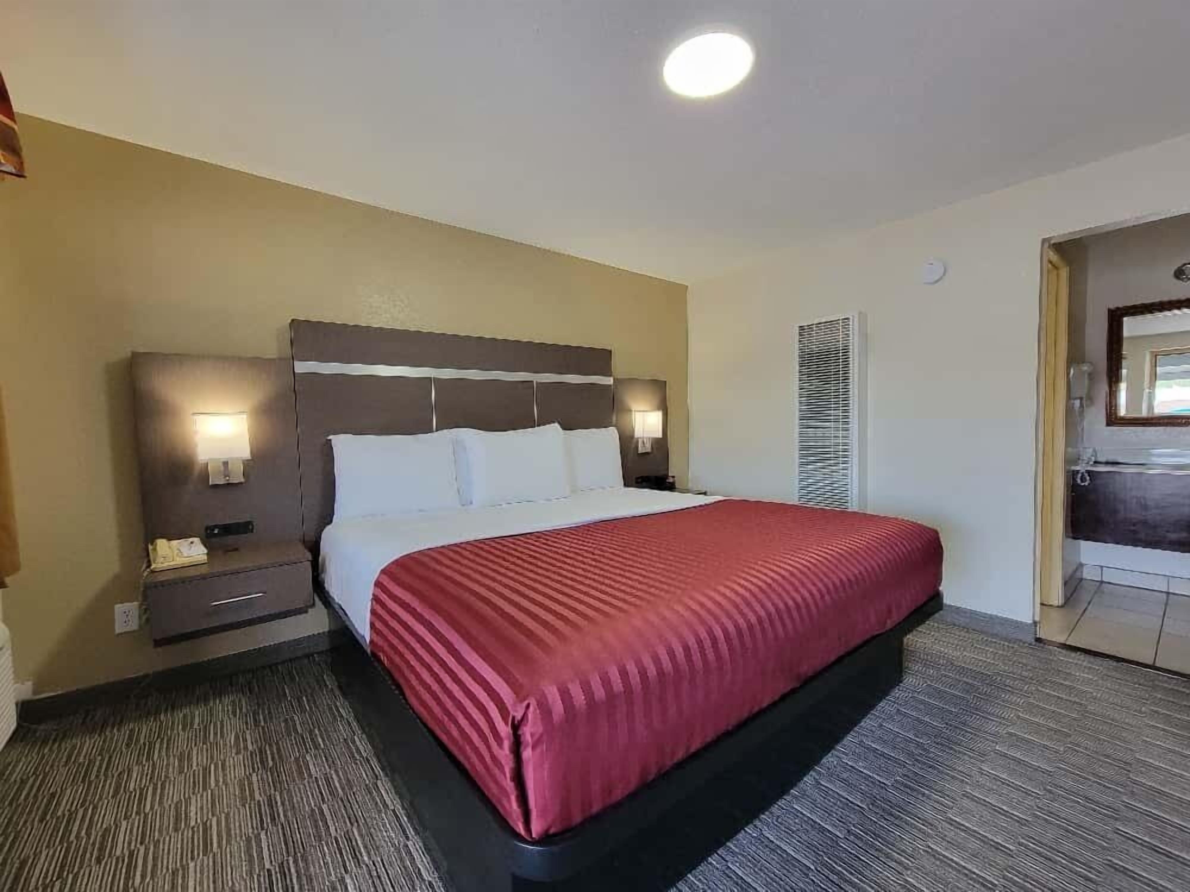 Room, 1 King Bed, Non Smoking | Iron/ironing board, cots/infant beds, rollaway beds, free WiFi