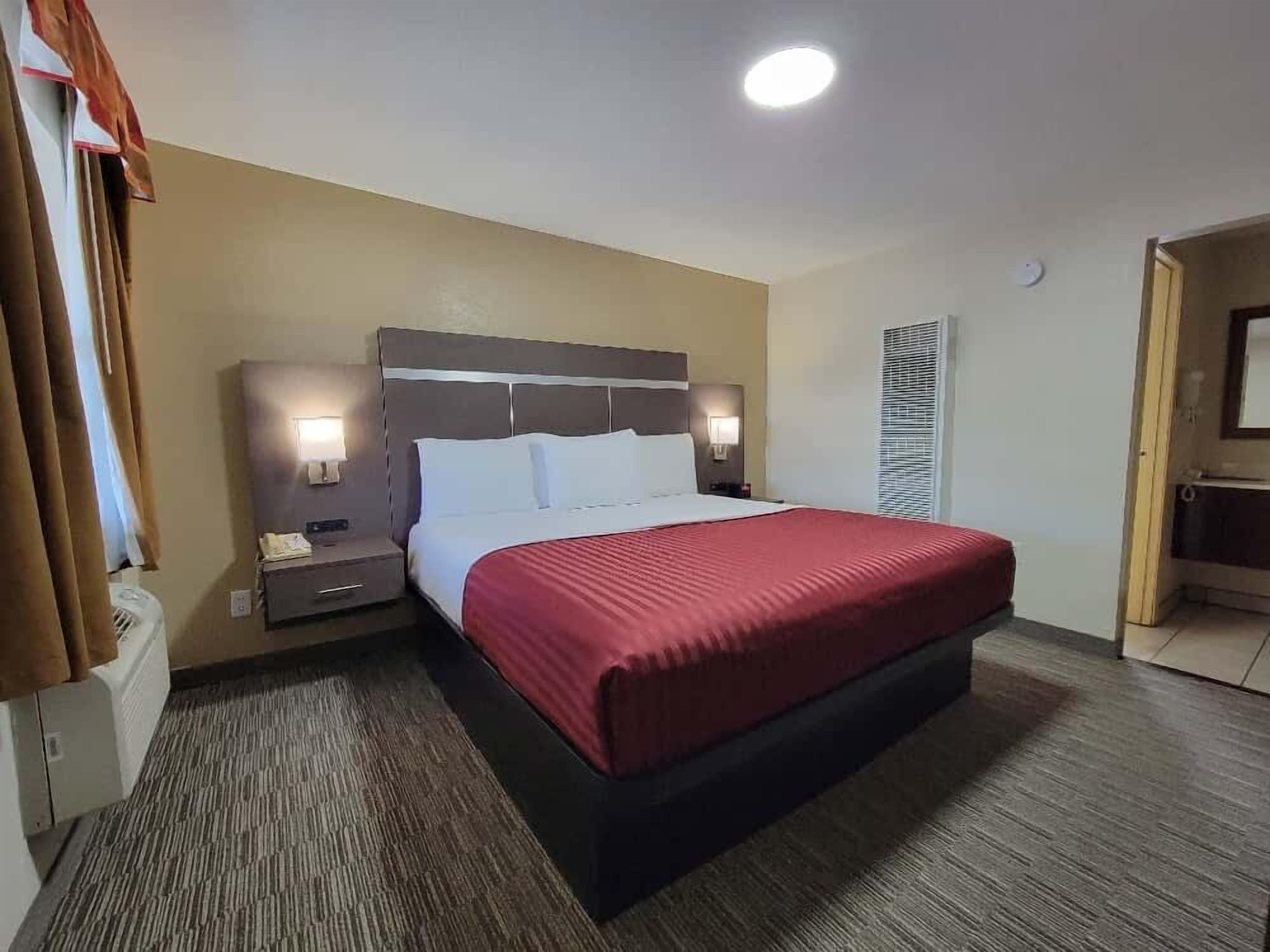 Room, 1 King Bed, Non Smoking | Iron/ironing board, cribs/infant beds, rollaway beds, free WiFi