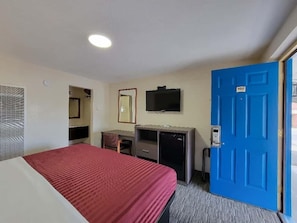 Room, 1 King Bed, Non Smoking | Iron/ironing board, cribs/infant beds, rollaway beds, free WiFi