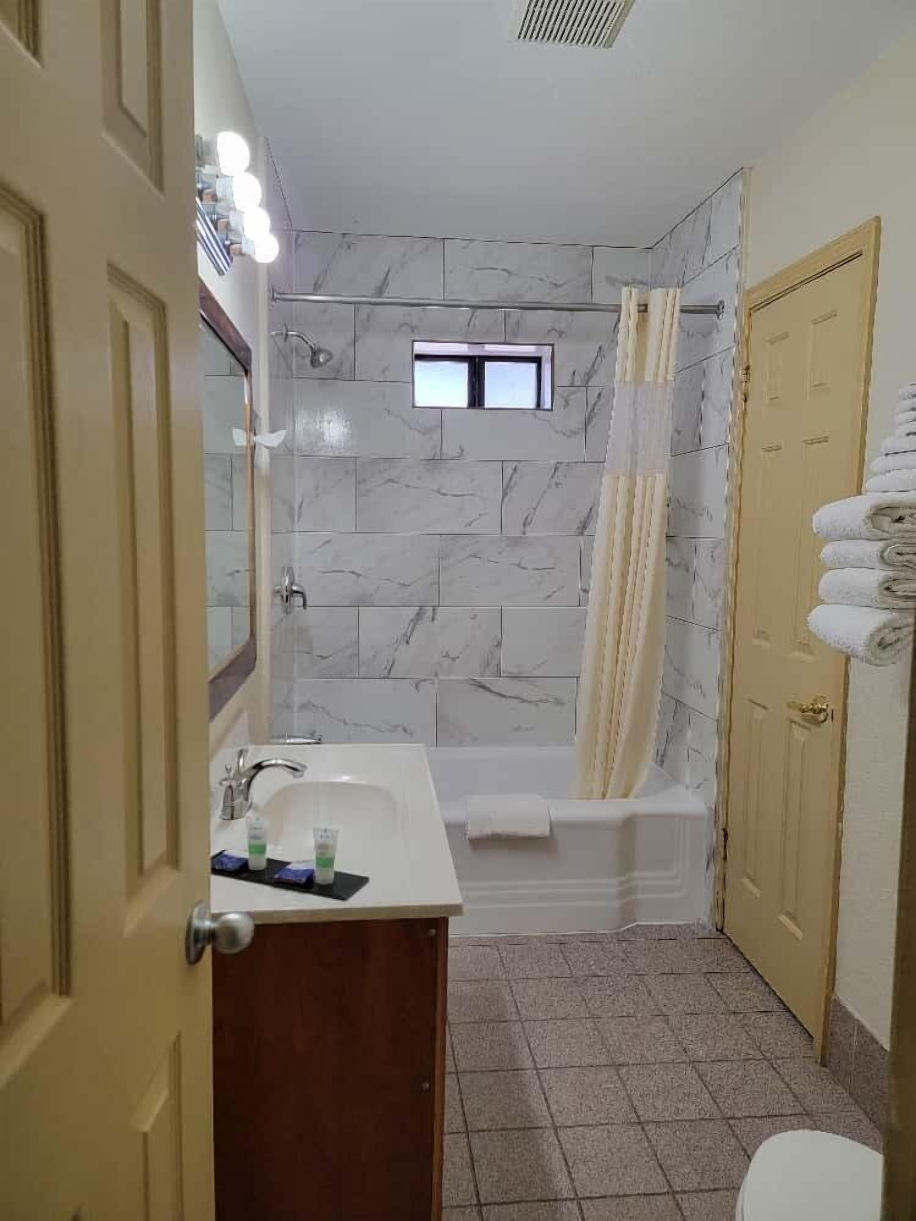 Suite, Non Smoking (3 Queen Beds) | Bathroom | Free toiletries, hair dryer