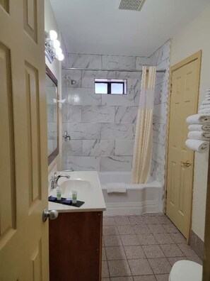 Suite, no fumadors (3 Queen Beds) | Bany | Articles de tocador gratuïts i assecador de cabells 