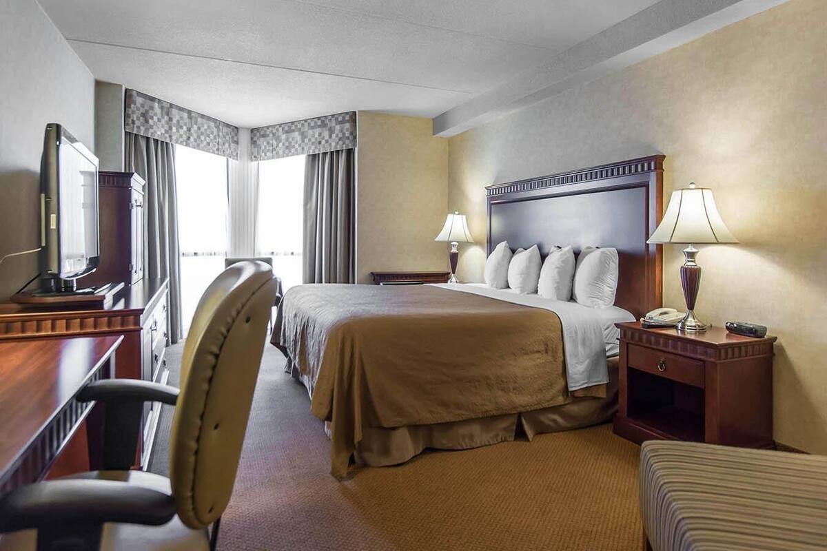 Business Room, 1 King Bed, Non Smoking | Egyptian cotton sheets, premium bedding, pillowtop beds, desk