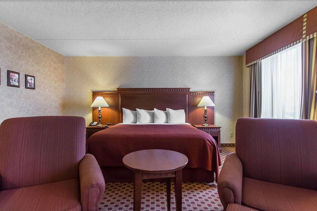 Suite, 1 King Bed, Non Smoking | Egyptian cotton sheets, premium bedding, pillowtop beds, desk