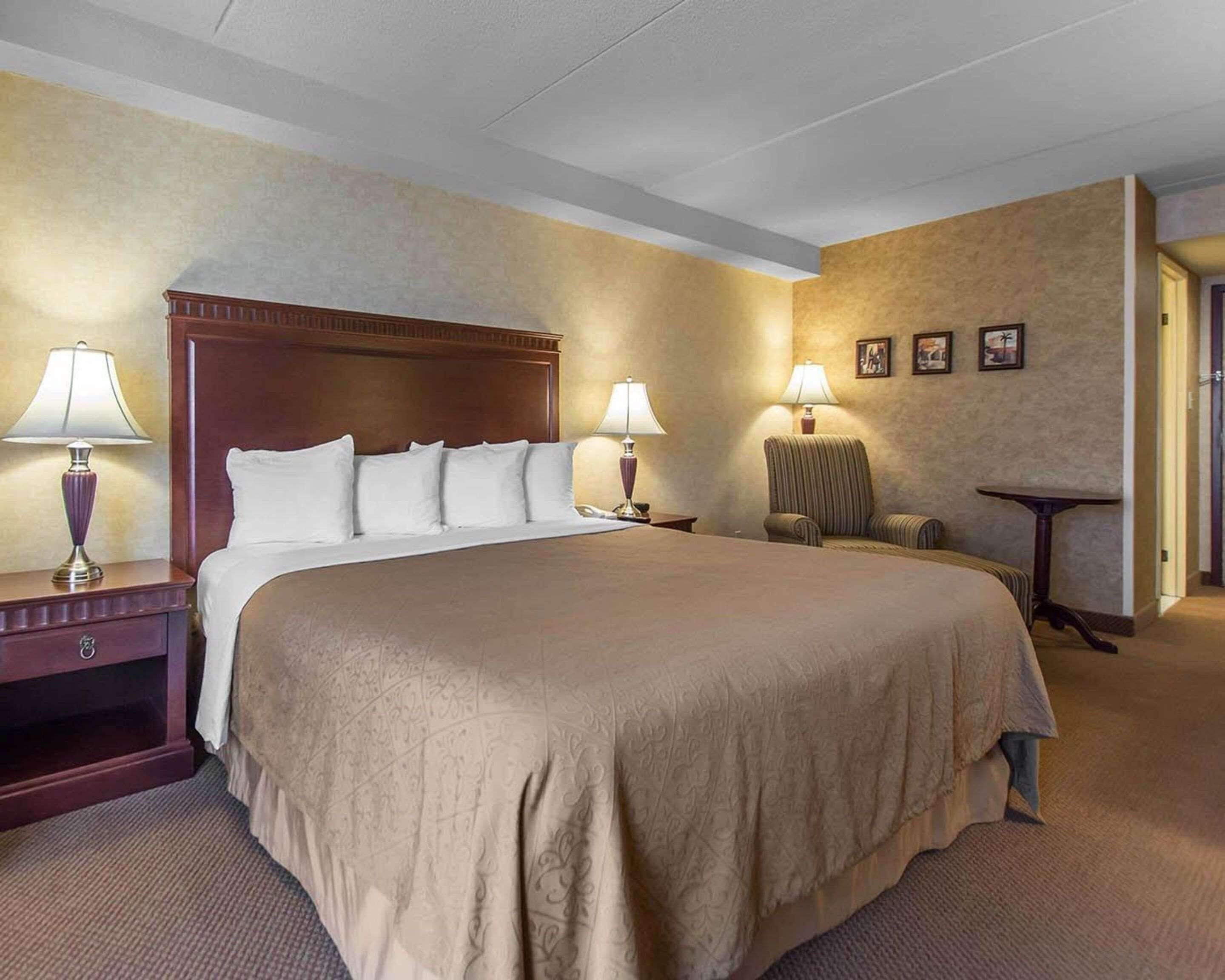business room, 1 king bed, non smoking | egyptian cotton sheets, premium bedding, pillow-top beds