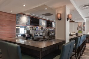 Déjeuner, dîner et souper servis sur place; cuisine américaine 