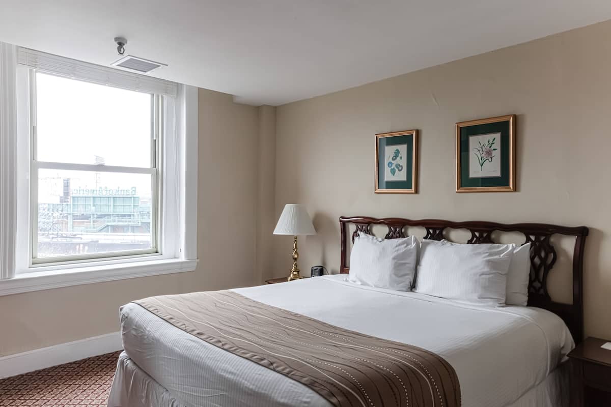 Deluxe Room, 1 King Bed, City View | Premium bedding, Select Comfort beds, in-room safe