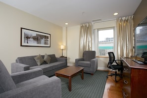 Superior-Suite, 1 King-Bett und Schlafsofa | Wohnbereich | 20-Zoll-Fernseher mit Kabelempfang