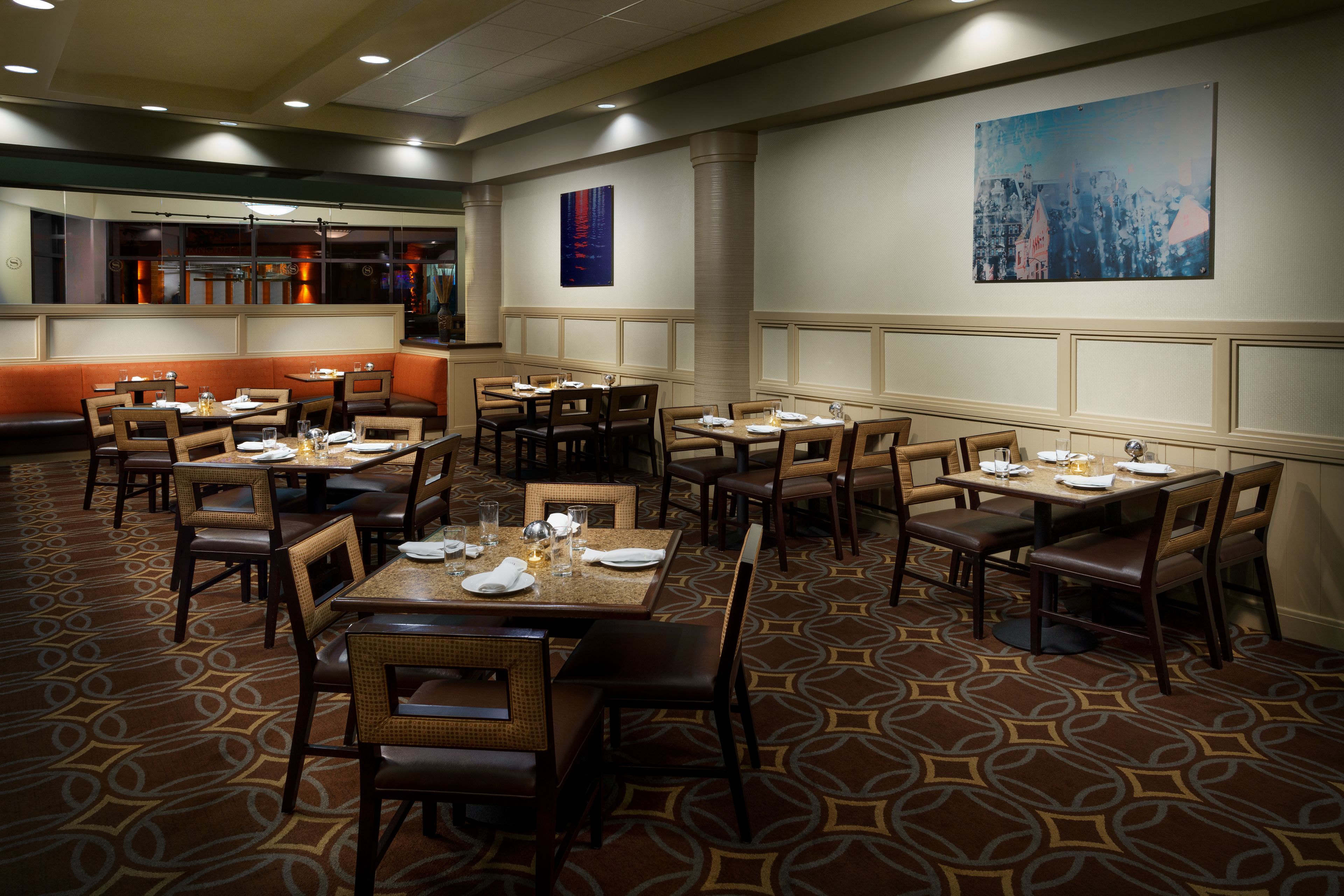 Se ofrece un desayuno completo (22 USD por persona)