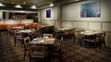 Se ofrece un desayuno completo (22 USD por persona)