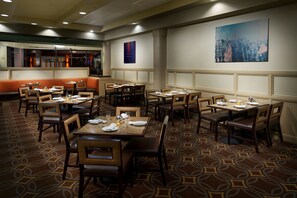 Se ofrece un desayuno completo (22 USD por persona)