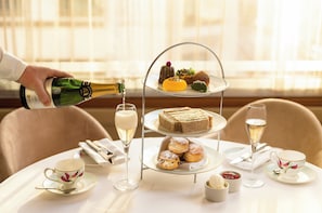 Breakfast, lunch, dinner served; British cuisine