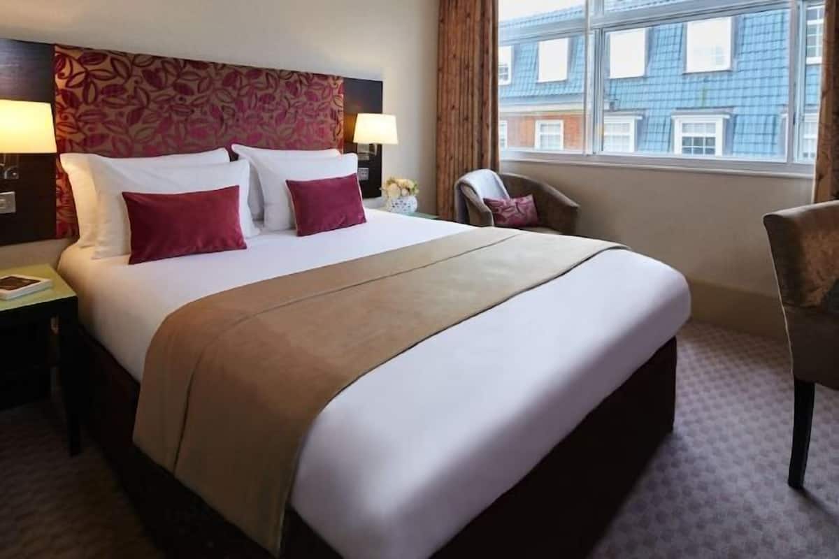 Premium bedding, in-room safe, desk, blackout drapes